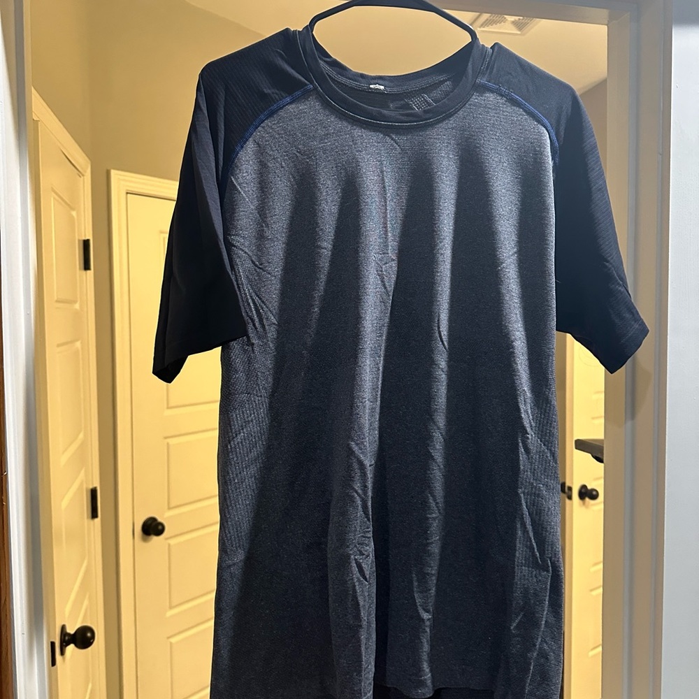 Lululemon metal vent XL shirt grey w blue stitching EUC